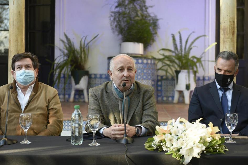 Autoridades en acto de cierre