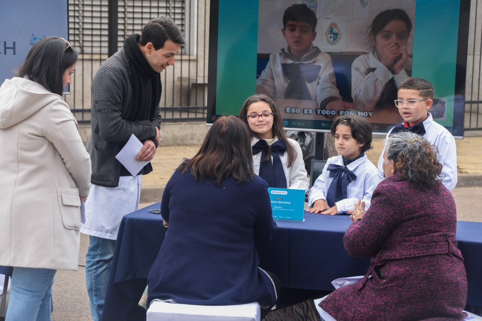Ministro Mahía participó en Tacuarembó de la iniciativa Campus del Norte de Ceibal Escolares participando de una actividad