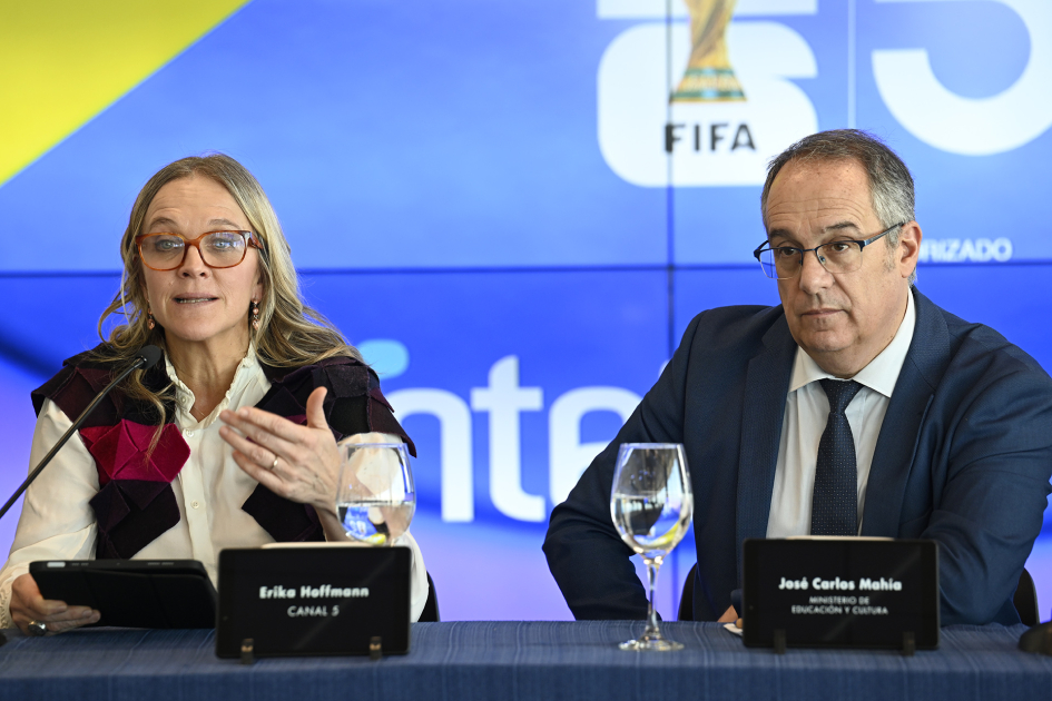 Érika Hoffmann junto al ministro hablando al público