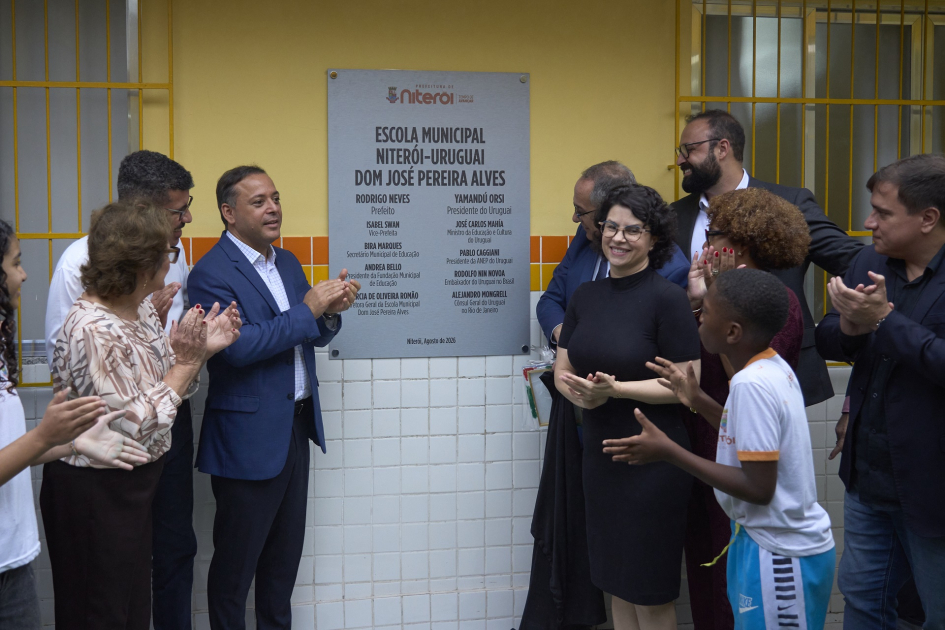 Ministro Mahía desarrolla una intensa agenda en el marco de la Semana de Uruguay en Río Personas frente a placa en la escuela
