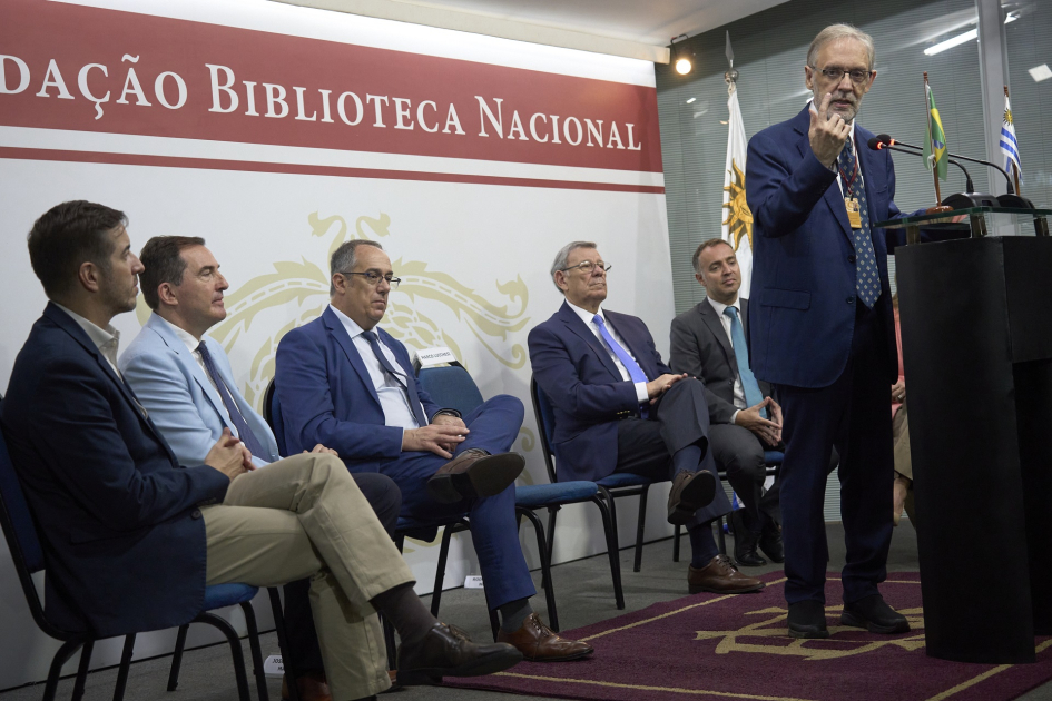Ministro Mahía desarrolla una intensa agenda en el marco de la Semana de Uruguay en Río Personas en escenario escuchando ponencia