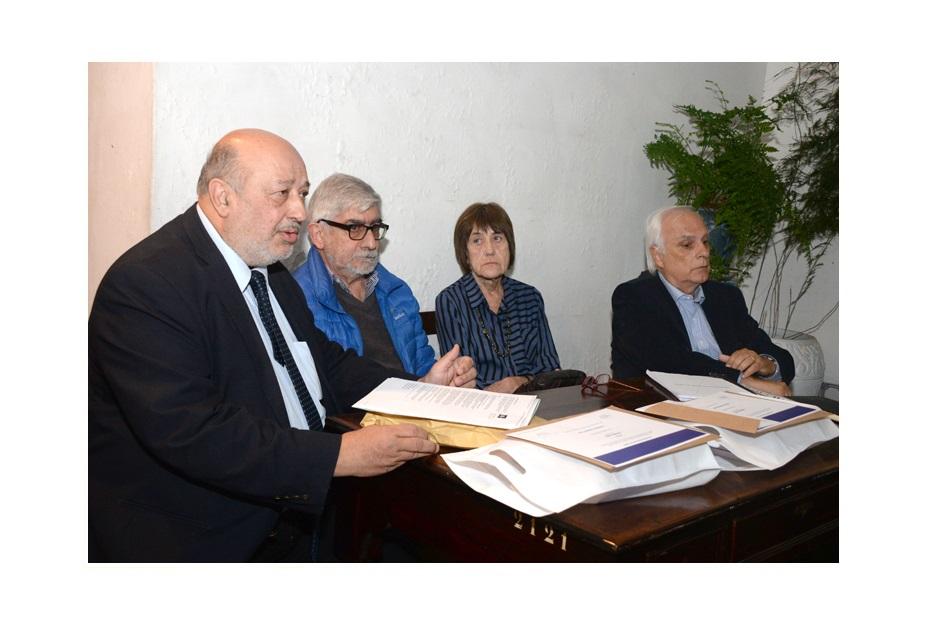 Presidente Wilfredo Penco, Juan Grompone, Beatriz Vegh y Hugo Burel Imagen del presidente Wilfredo Penco, Juan Grompone, Beatriz Vegh y Hugo Burel