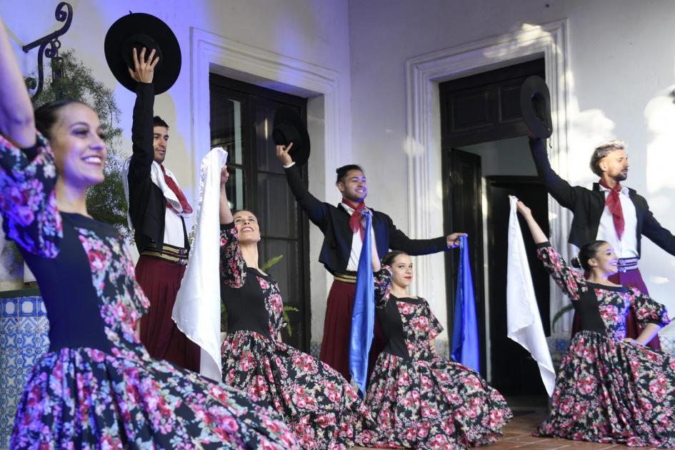 Personas bailando folclore