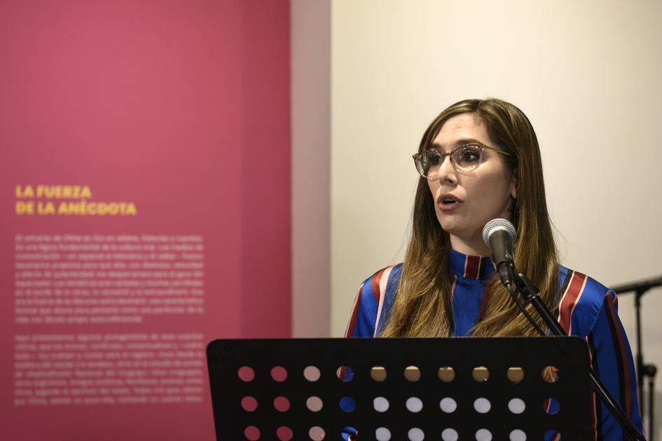 Directora de la ANIP en estrado habla al público durante la inauguración