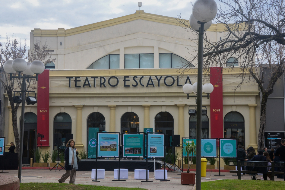 Ministro Mahía participó en Tacuarembó de la iniciativa Campus del Norte de Ceibal Fachada del Teatro Escayola