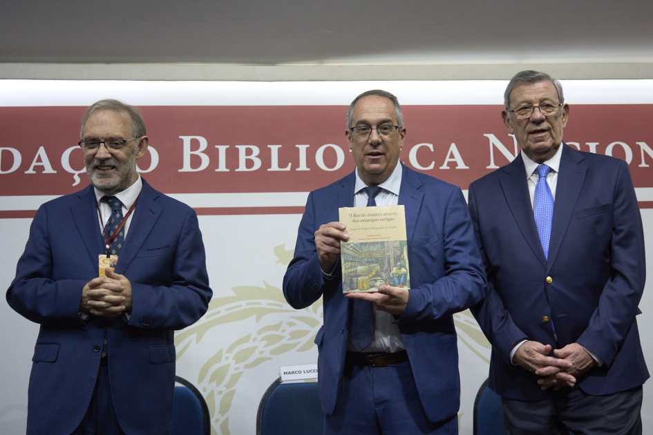 Ministro Mahía desarrolla una intensa agenda en el marco de la Semana de Uruguay en Río Ministro Mahía posa para foto mostrando foto