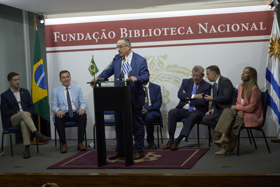 Ministro Mahía desarrolla una intensa agenda en el marco de la Semana de Uruguay en Río Ministro hablando en atril