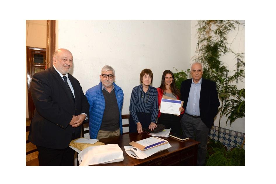 Presidente Wilfredo Penco, Juan Grompone, Beatriz Vegh, Carolina Condado y Hugo Burel Imagen de Carolina Condado recibiendo la mención