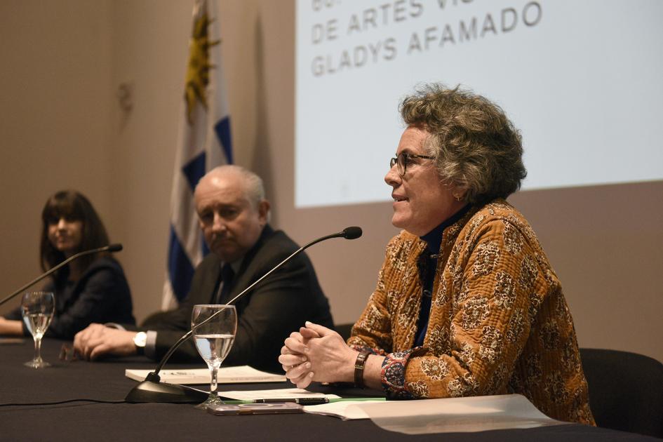 Personas hablando en mesa