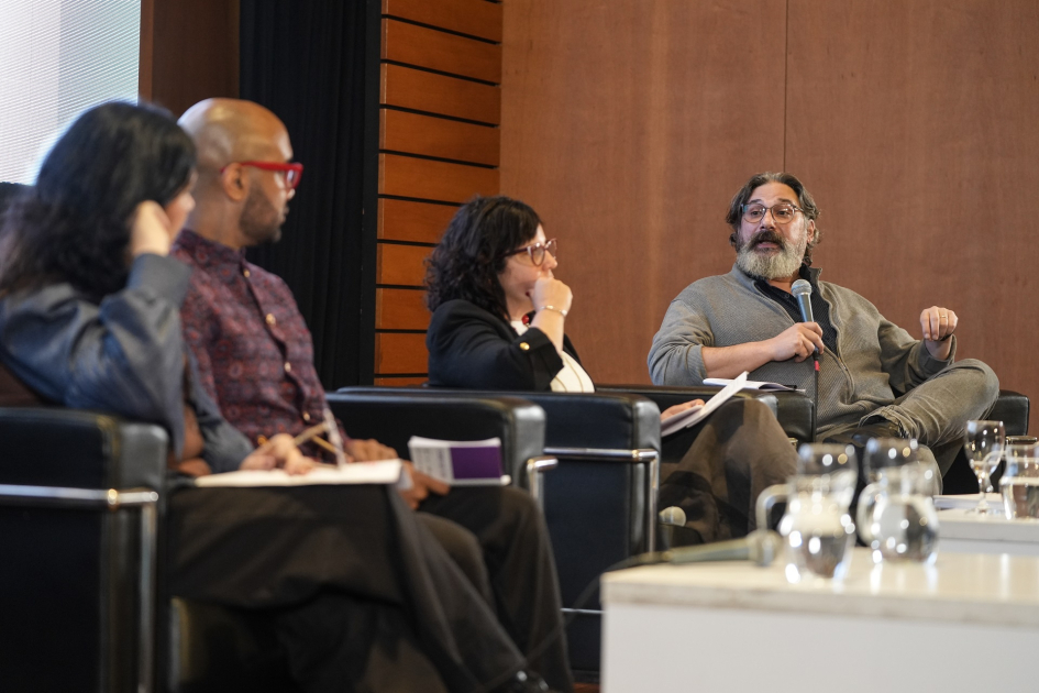 Expositores dialogan frente al público