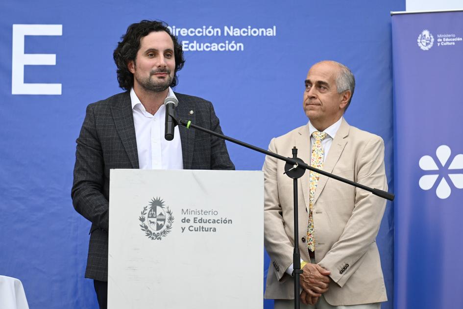 Director Nacional de Educación, Gonzalo Baroni habla en público.