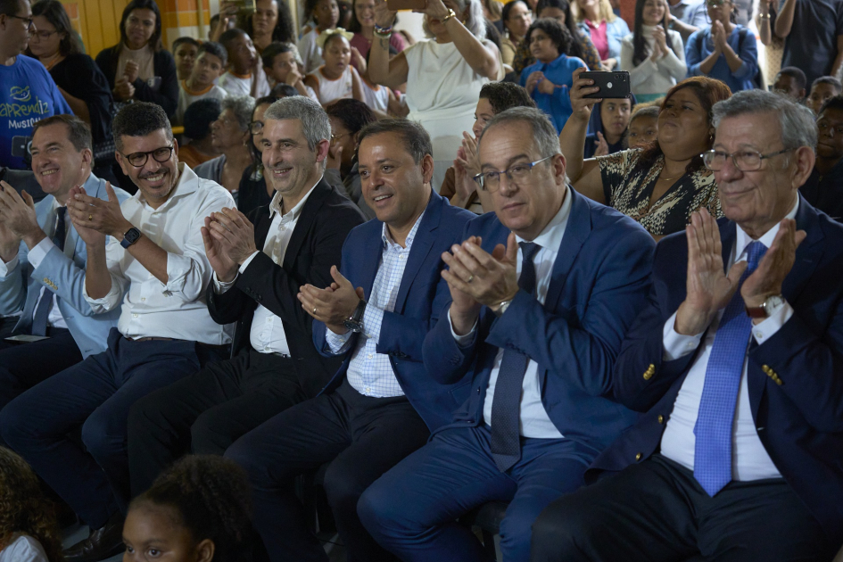 Ministro Mahía desarrolla una intensa agenda en el marco de la Semana de Uruguay en Río Autoridades aplauden en primera fila