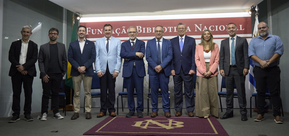 Ministro Mahía desarrolla una intensa agenda en el marco de la Semana de Uruguay en Río Autoridades posan para foto
