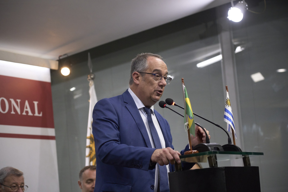 Ministro Mahía desarrolla una intensa agenda en el marco de la Semana de Uruguay en Río Ministro hablando en atril