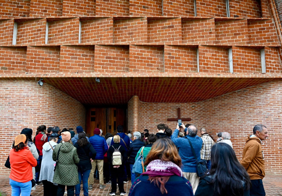 Celebración de la Obra de Eladio Dieste, Iglesia de Atlántida, como Patrimonio Mundial de la Unesco Personas esperando para entrar a la Iglesia