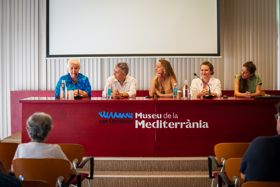 Autoridades en mesa