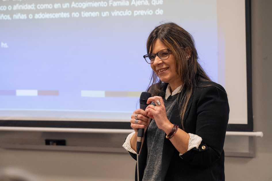 Lanzamiento del plan de desinternación de niños de entre 0 y 3 años Presidenta de INAU hablando al público