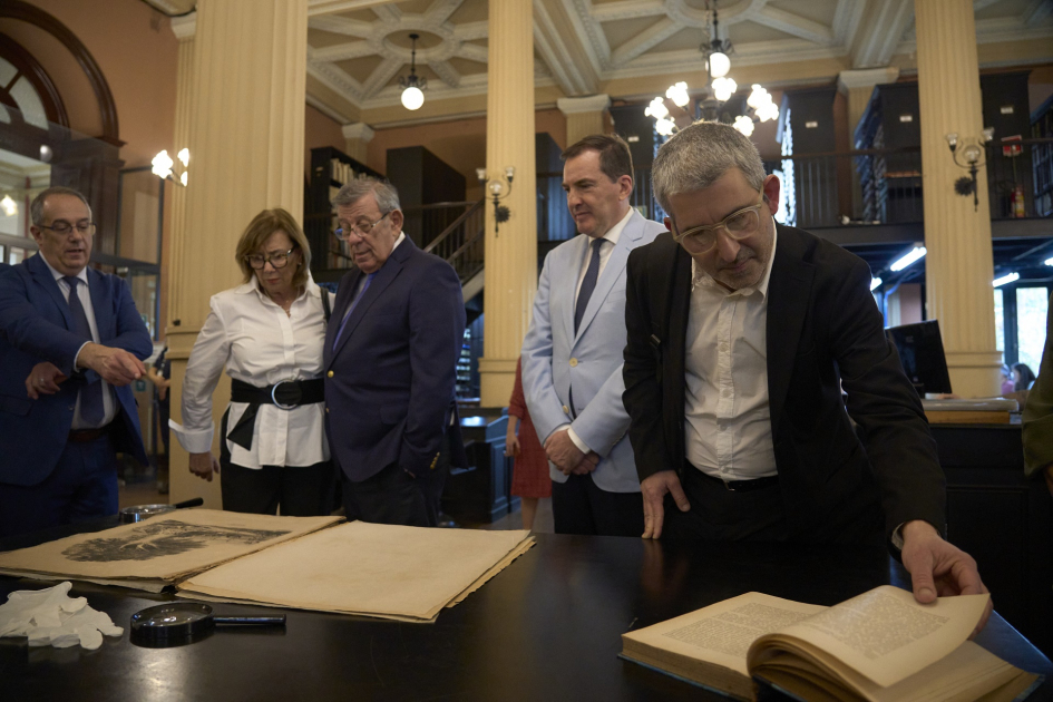 Ministro Mahía desarrolla una intensa agenda en el marco de la Semana de Uruguay en Río Autoridades mirando libros sobre una mesa