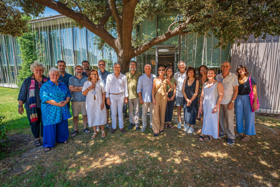 Personas posan para foto