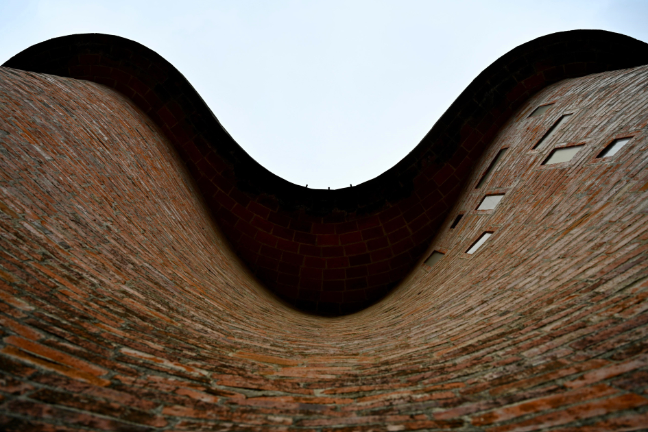 Celebración de la Obra de Eladio Dieste, Iglesia de Atlántida, como Patrimonio Mundial de la Unesco Una de las paredes en relieve de la Iglesia de Cristo Obrero