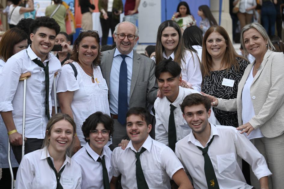 Ministro Da Silveira junto a liceales