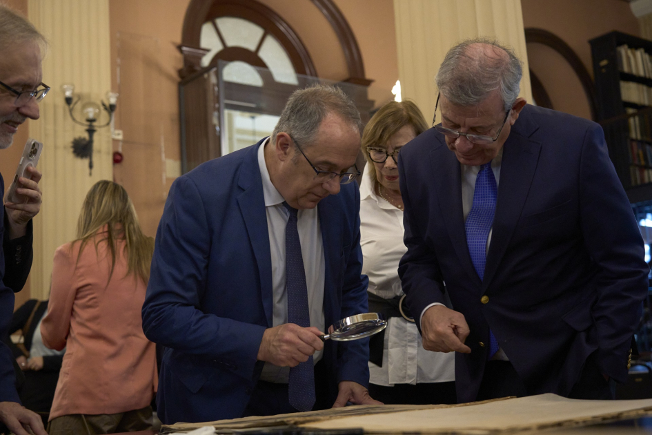Ministro Mahía desarrolla una intensa agenda en el marco de la Semana de Uruguay en Río Ministro Mahía mirando documentos a través de una lupa