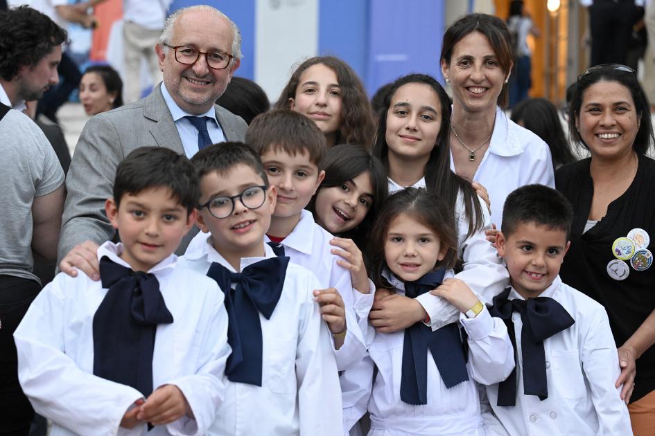 Ministro Da Silveira junto a escolares