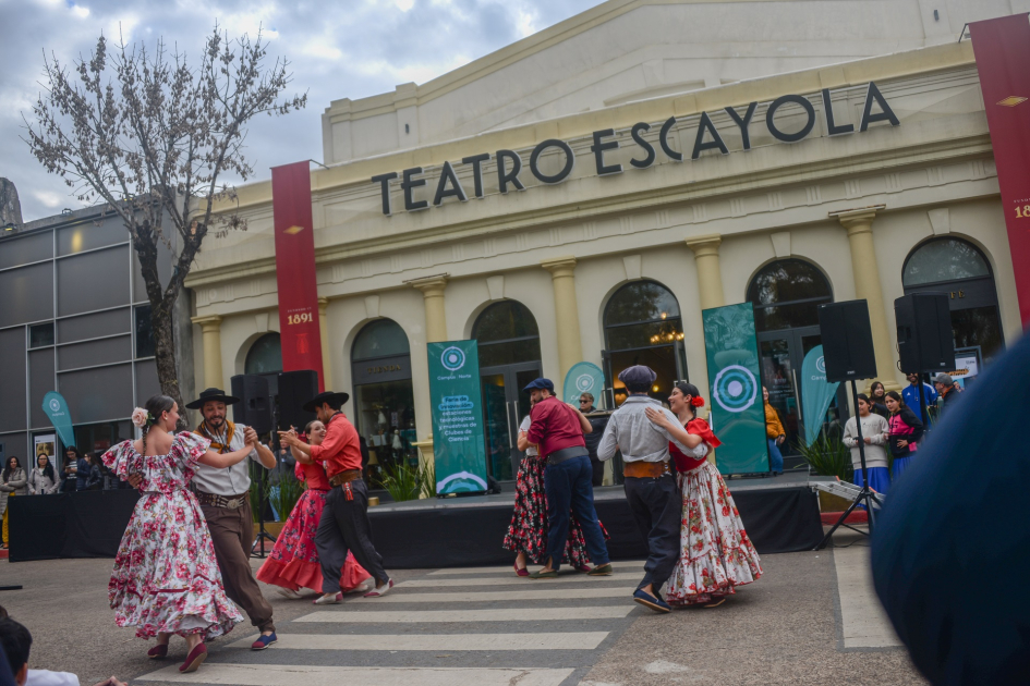 Ministro Mahía participó en Tacuarembó de la iniciativa Campus del Norte de Ceibal Plano general de la pareja bailando
