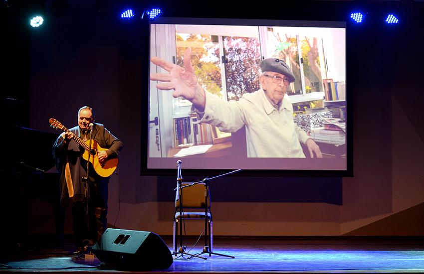 El homenaje finalizó con un espectáculo musical Santiago Paravis, folclorista