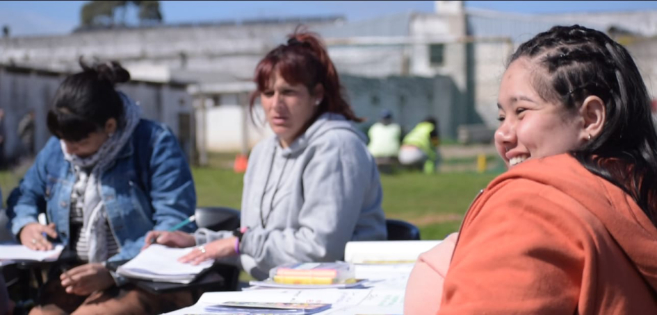 Personas al aire libre escribiendo