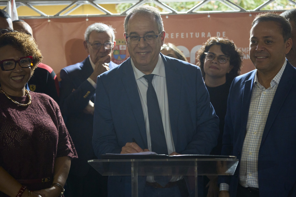 Ministro Mahía desarrolla una intensa agenda en el marco de la Semana de Uruguay en Río Ministro firma documento