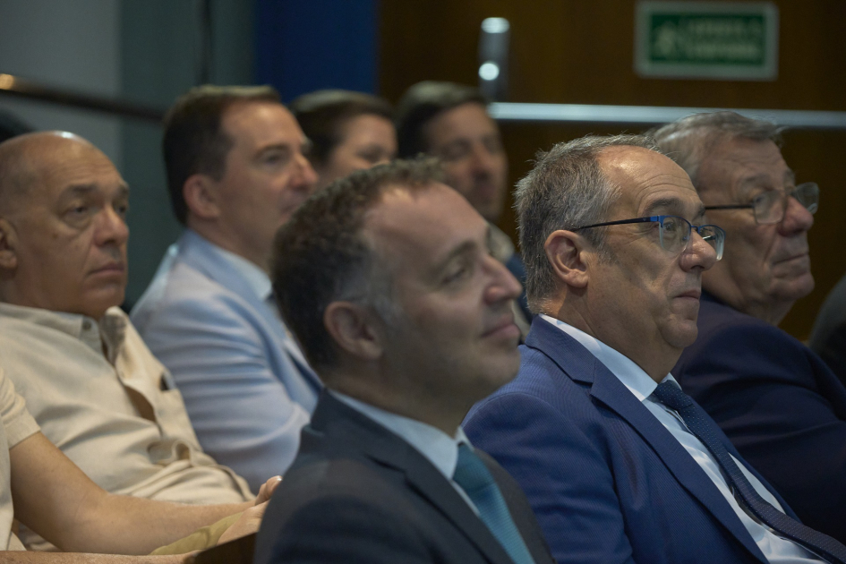 Ministro Mahía desarrolla una intensa agenda en el marco de la Semana de Uruguay en Río Ministro escuchando una ponencia