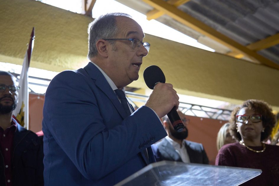 Ministro Mahía desarrolla una intensa agenda en el marco de la Semana de Uruguay en Río Ministro Mahía hablando al público