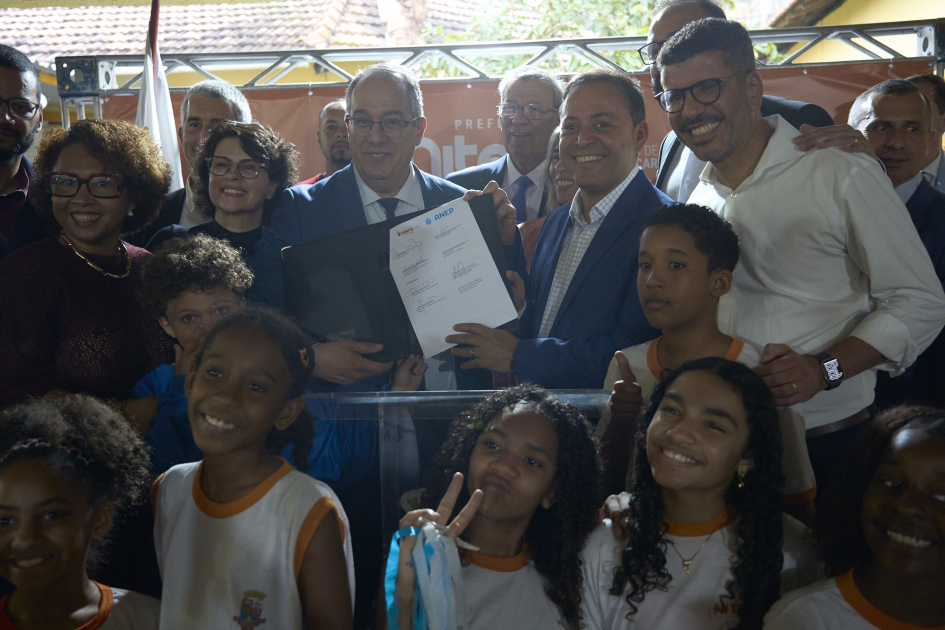 Ministro Mahía desarrolla una intensa agenda en el marco de la Semana de Uruguay en Río Ministro mostrando carpeta en foto grupal