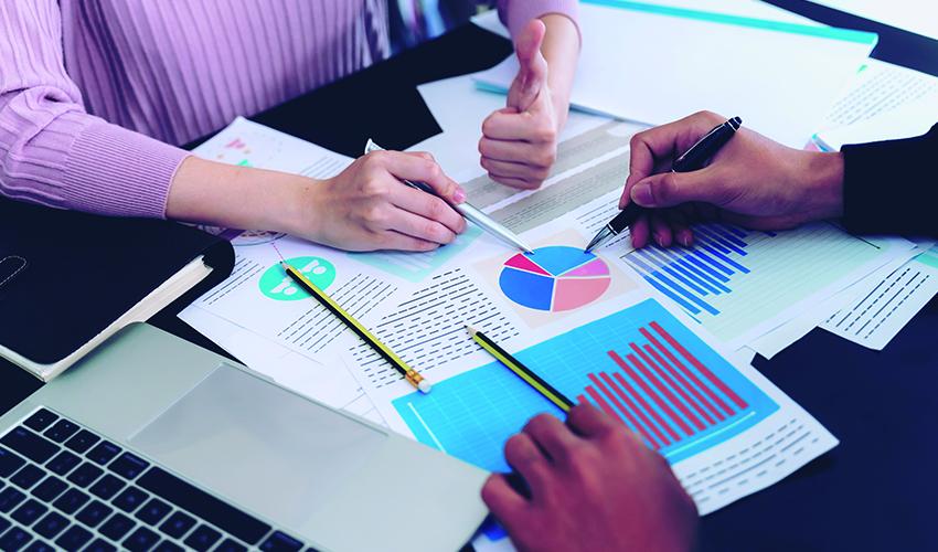 Nuevas consultorías en Área de Ciencia, Tecnología e Innovación equipo de trabajo revisando impresiones y gráficas