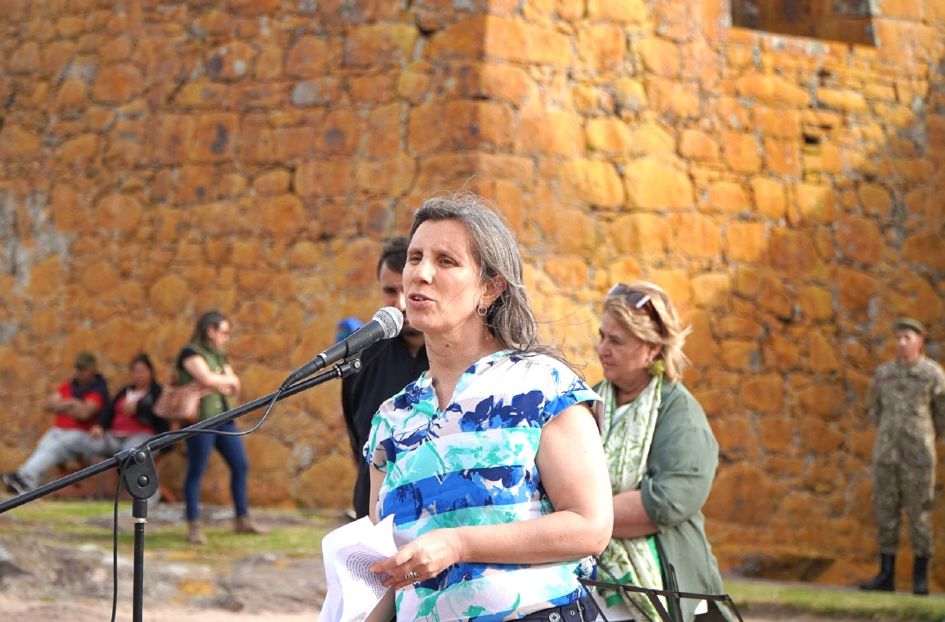 Fotogalería a cielo abierto en Fuerte San Miguel. Persona hablando al público.