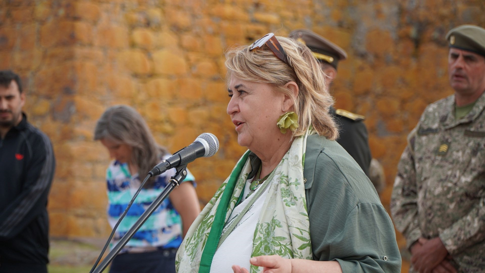 Fotogalería a cielo abierto en Fuerte San Miguel. Persona hablando al público.