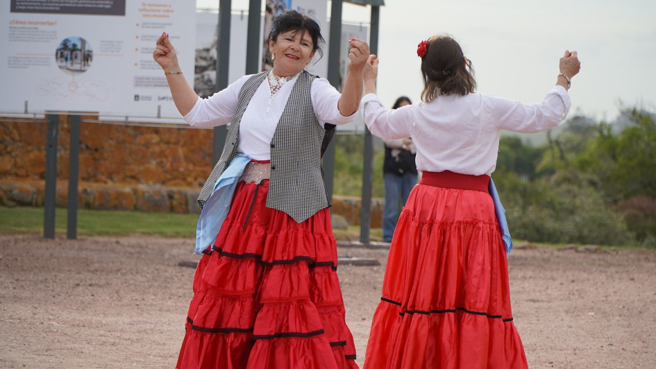 Fotogalería a cielo abierto en Fuerte San Miguel. Mujeres bailando.