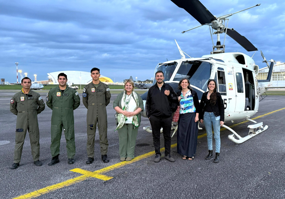 Fotogalería a cielo abierto en Fuerte San Miguel. Personas posan para foto frente a helicóptero.