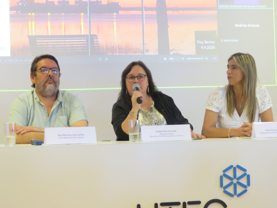 Encuentro de Rutas Unesco en Fray Bentos fortalece la promoción y gestión sostenible. Plano general de personas en mesa.