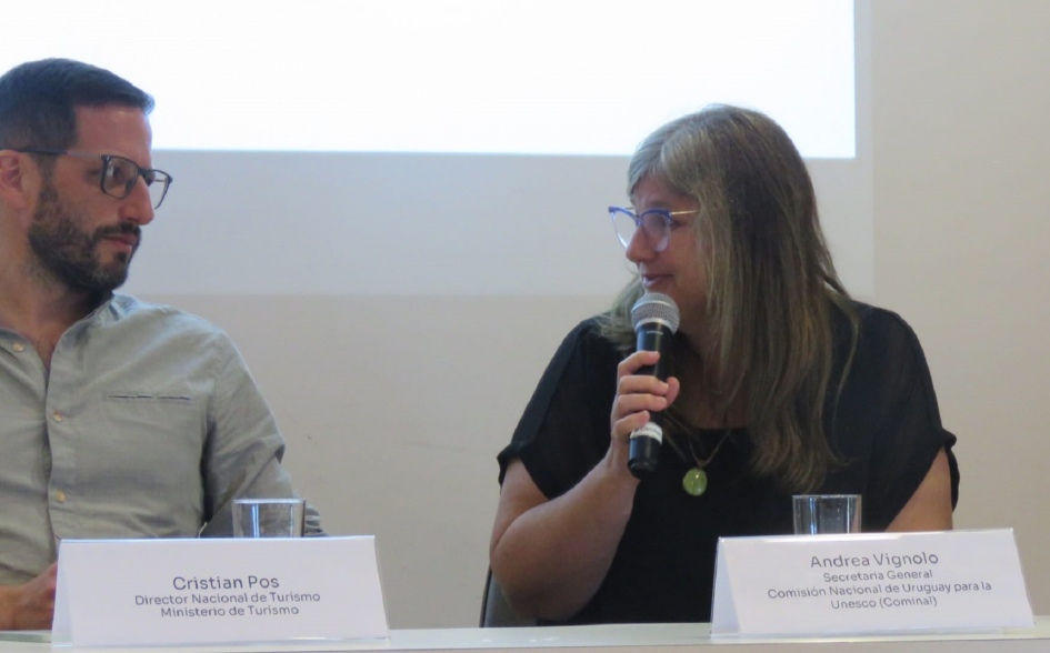 Encuentro de Rutas Unesco en Fray Bentos fortalece la promoción y gestión sostenible. Plano general de personas en mesa.