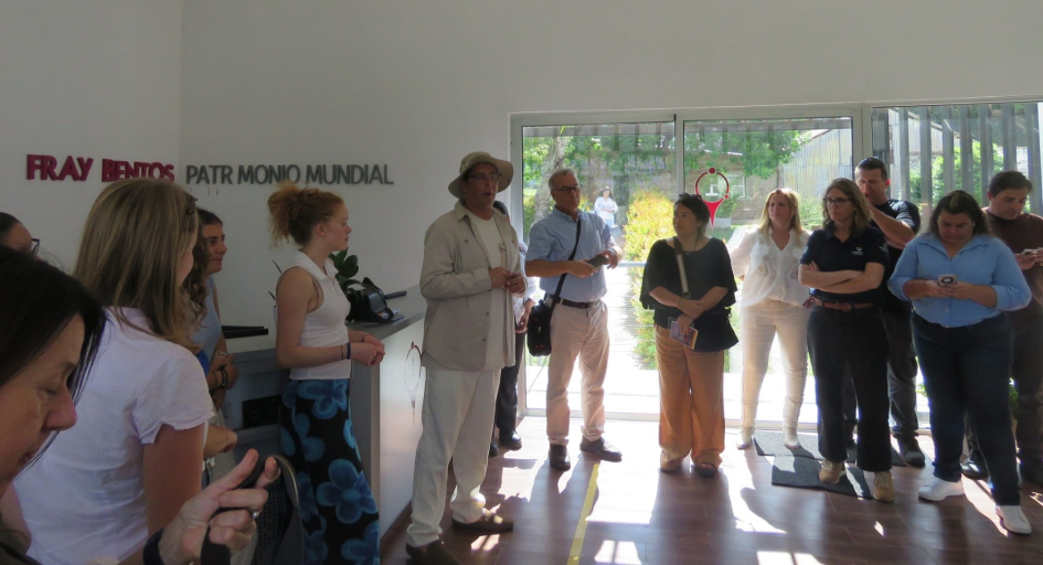 Encuentro de Rutas Unesco en Fray Bentos fortalece la promoción y gestión sostenible. Persona dando una charla en ronda.