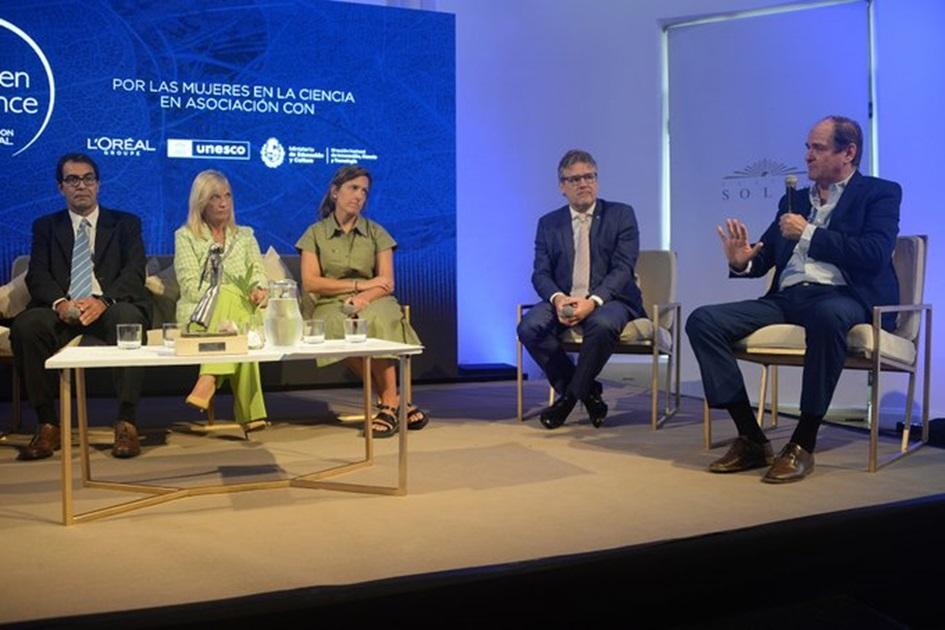 Autoridades en la ceremonia de entrega del Premio L'Oréal-UNESCO "Por las Mujeres en la Ciencia"