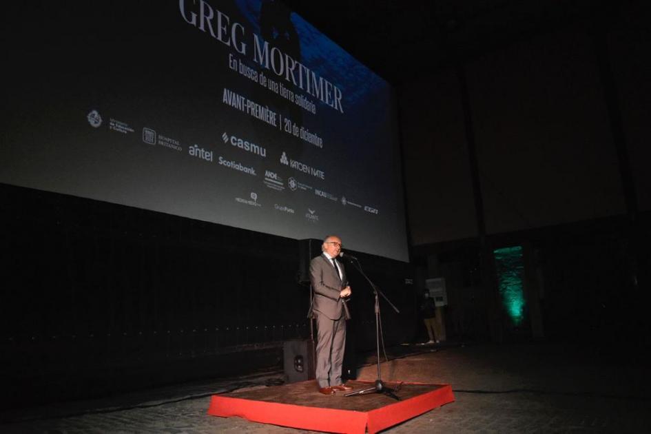Da Silveira destacó la importancia del documental porque muestra "lo mejor de nosotros mismos" Ministro hablando durante la presentación