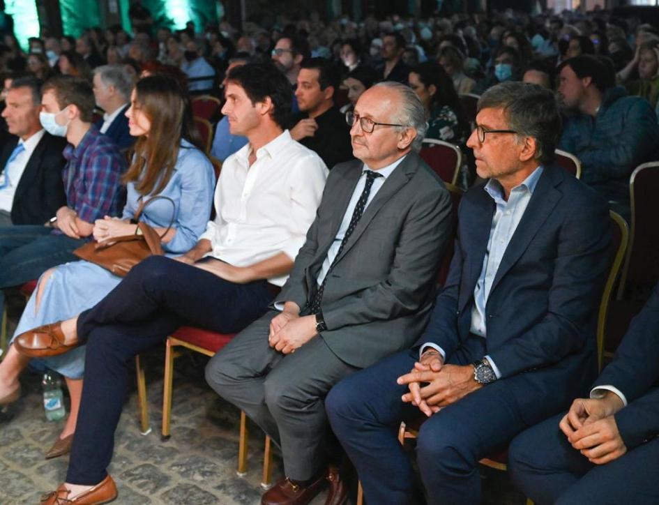 Ministro en el público durante la exhibición del documental