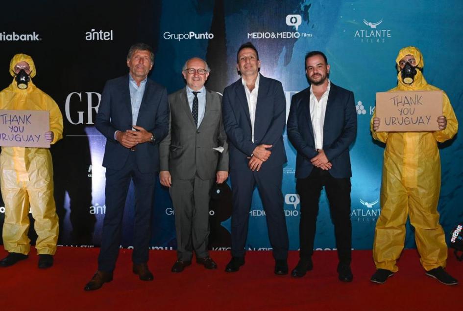 Ministro con parte del equipo de realización del documental