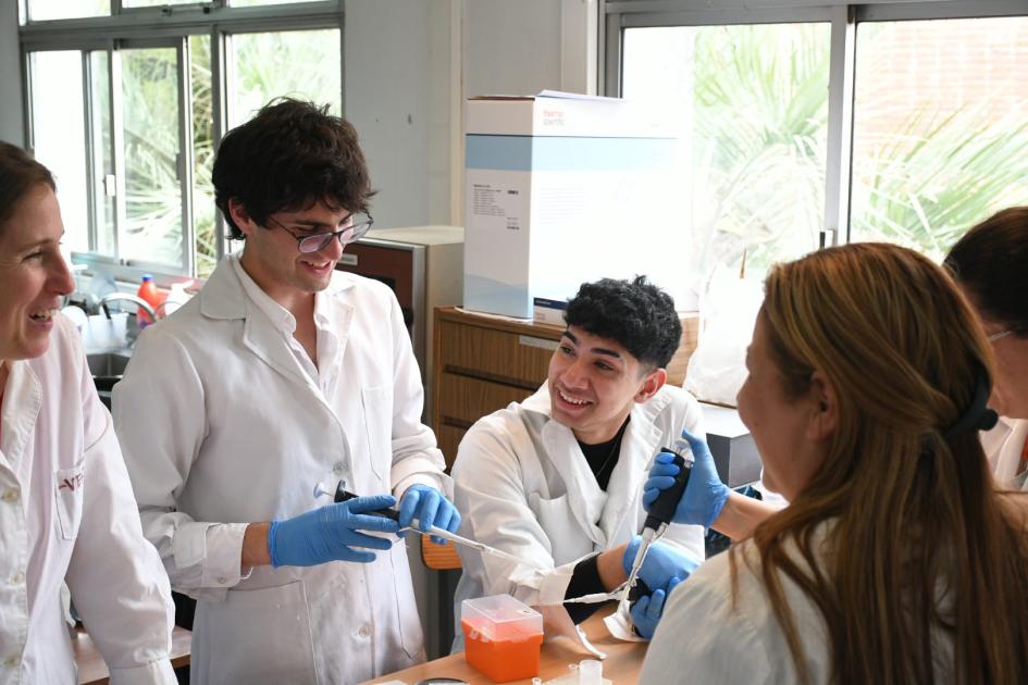 Estudiantes ganadores de las pasantías en laboratorios del Instituto Estudiantes ganadores de las pasantías en laboratorios del Instituto