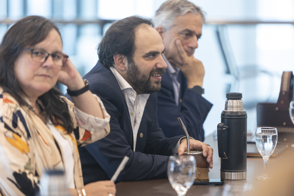 Plano de la ministra (i) en la mesa de autoridades