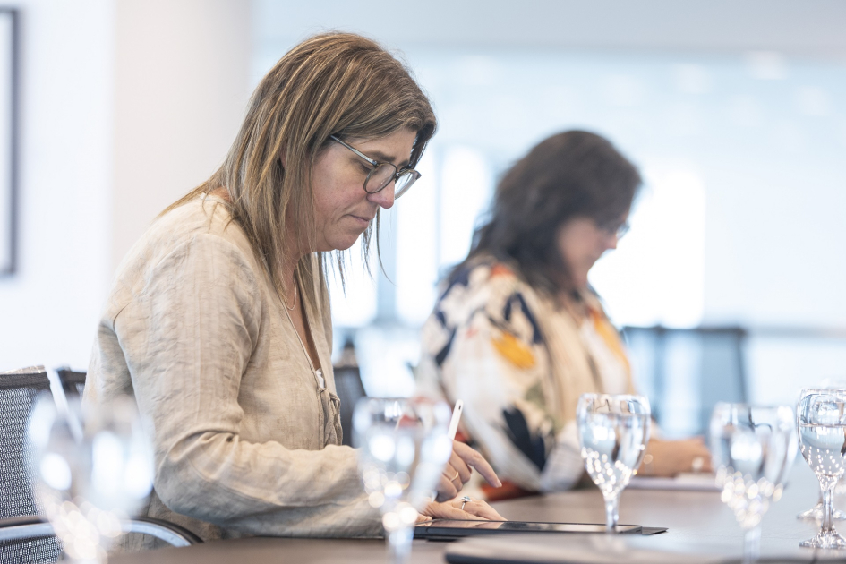 Ministra (i) en mesa de reunión