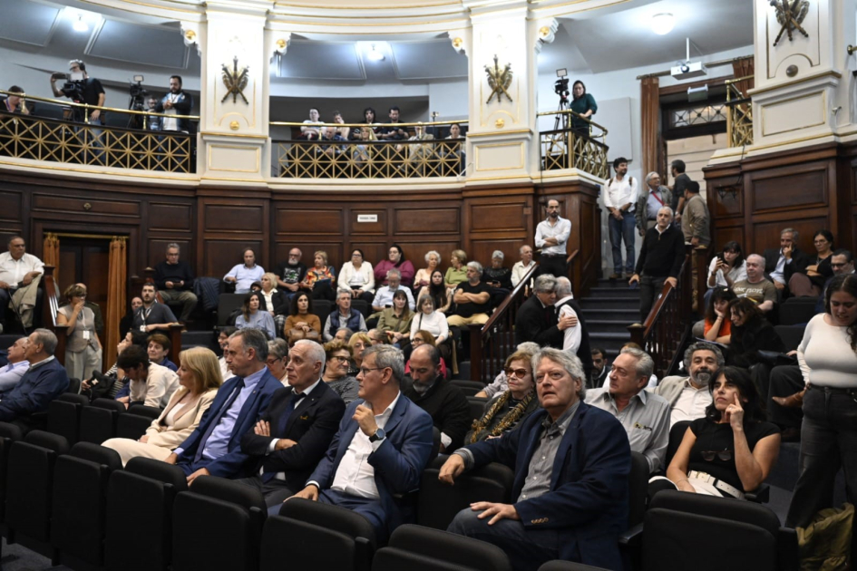 Presidente de la República, Yamandú Orsi y público presente